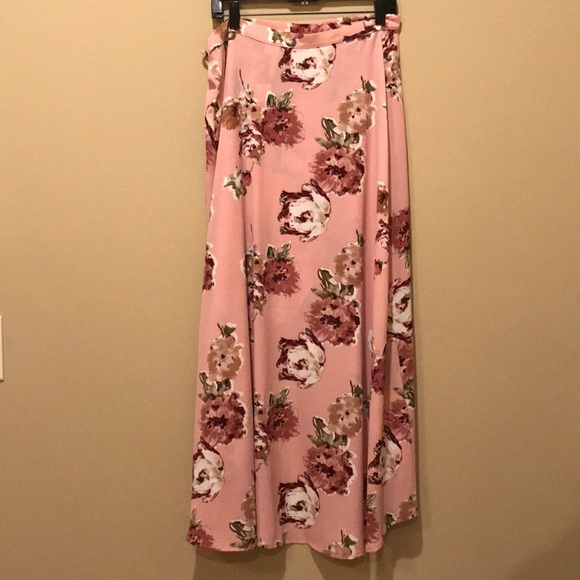 Francesca’s pink floral skirt - Picture 2 of 3